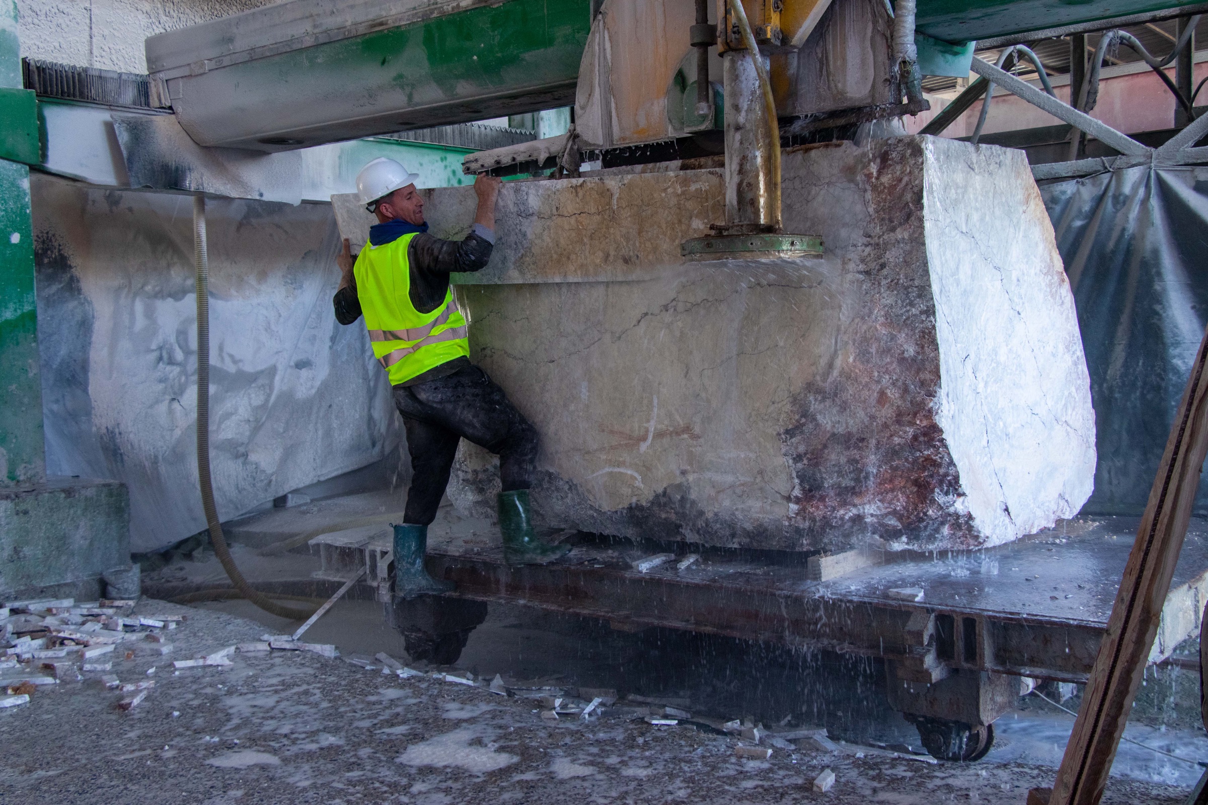 Spécialiste Tesmar Stone positionnant un bloc de marbre pour la découpe