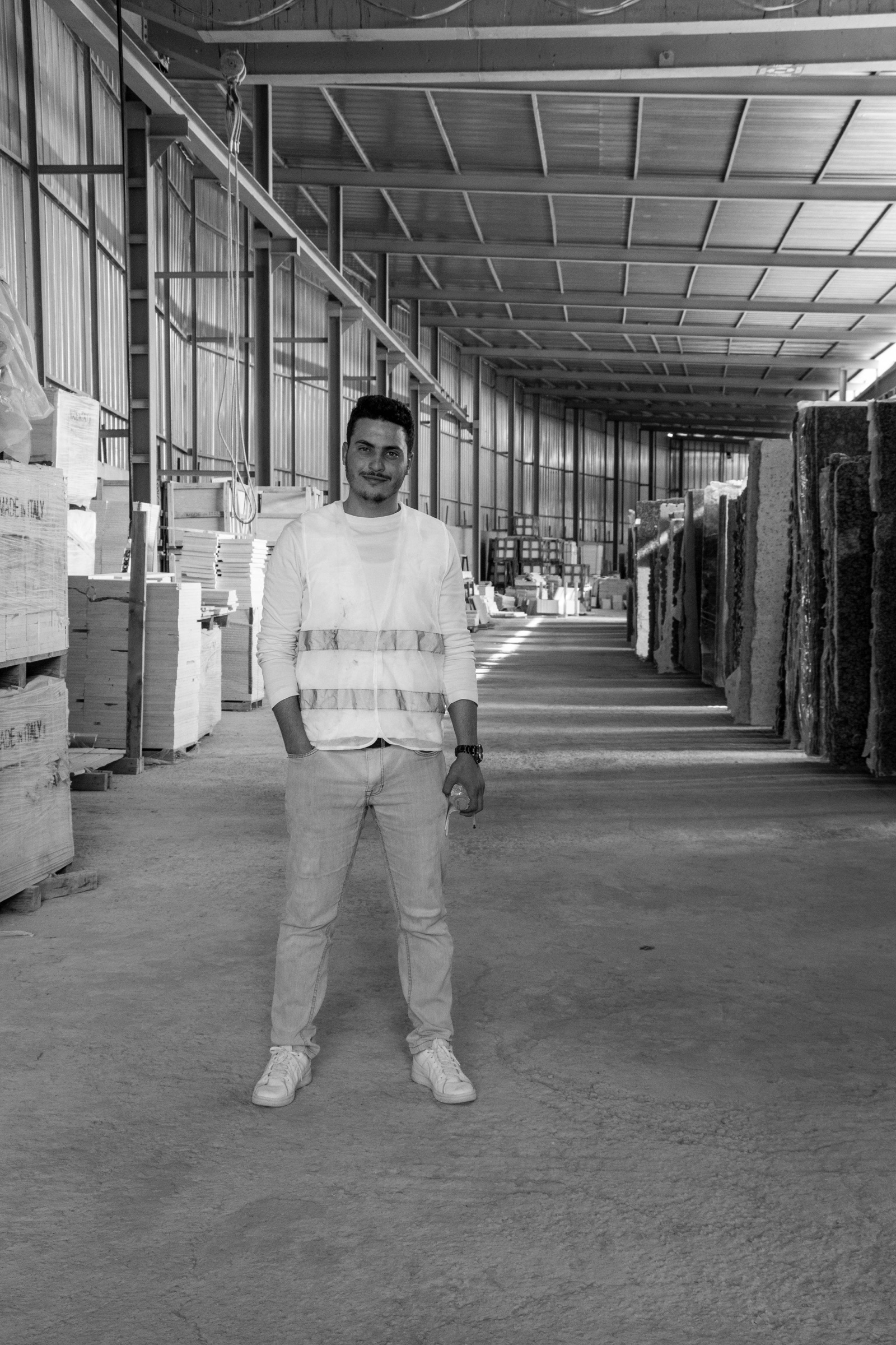 Youssef Jabar dans l’usine Tesmar Stone