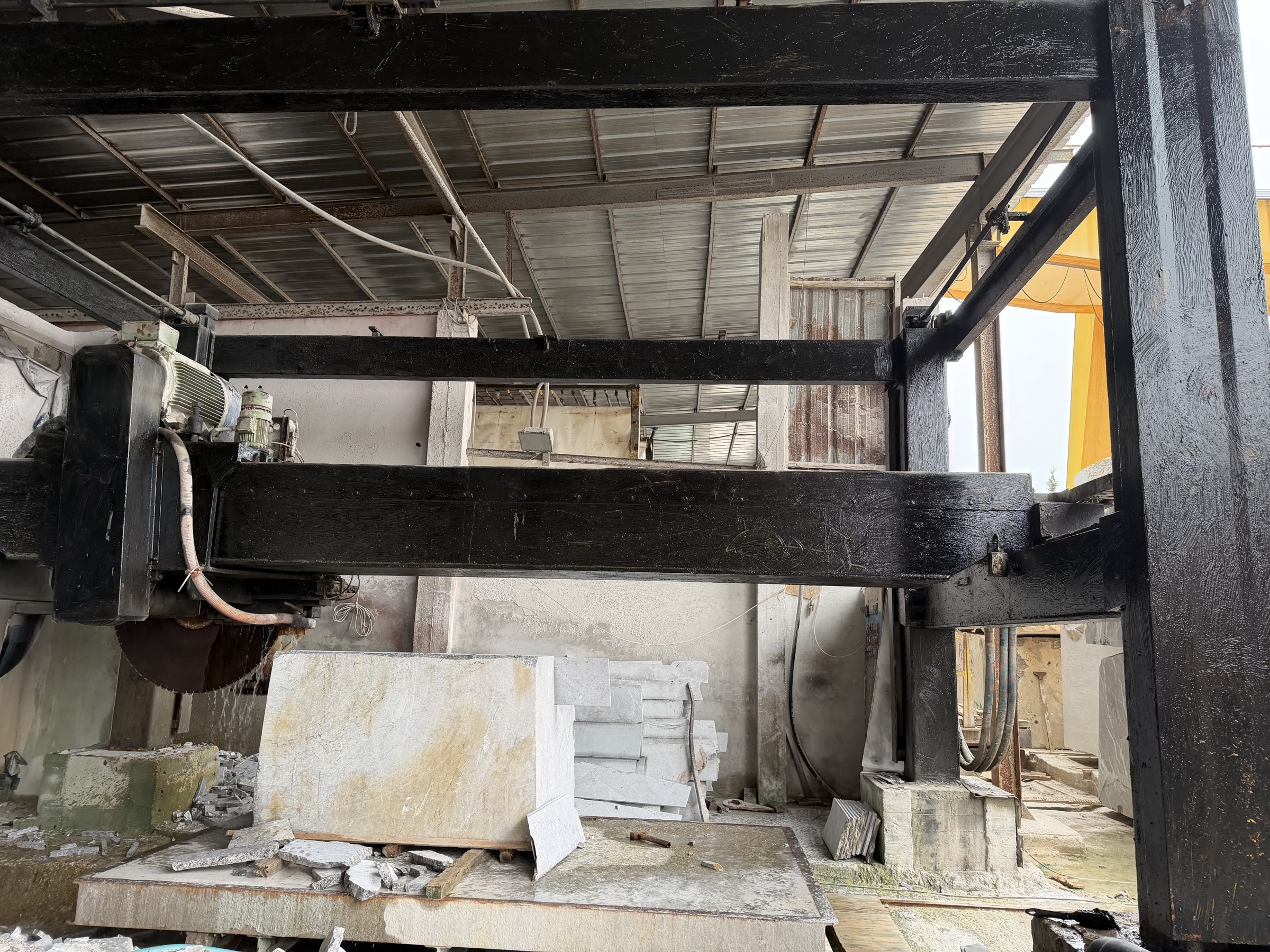 Natural stone cutting station with slabs prepared beside the machine