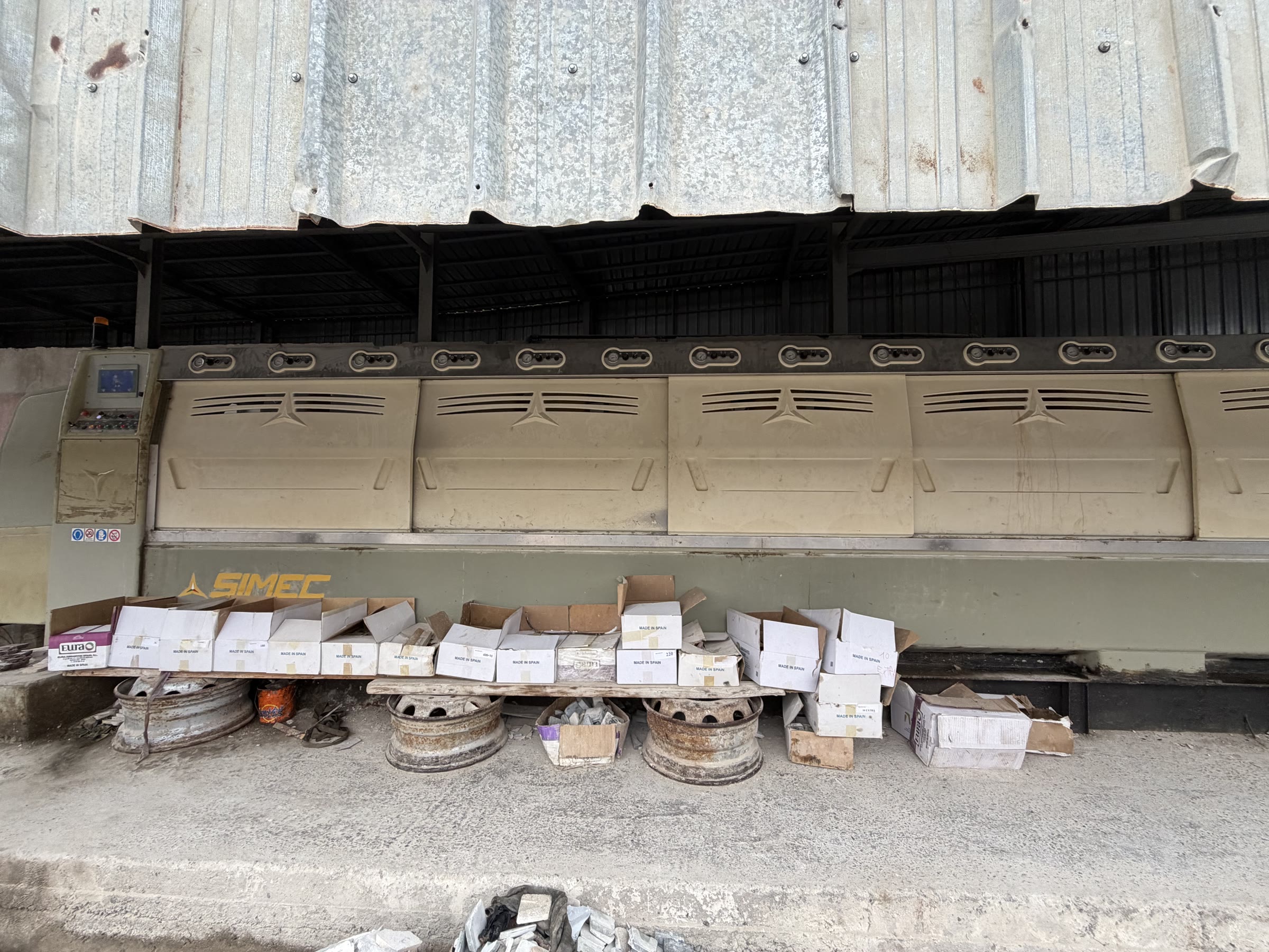 Industrial natural stone surface-finishing line inside the Tesmar factory