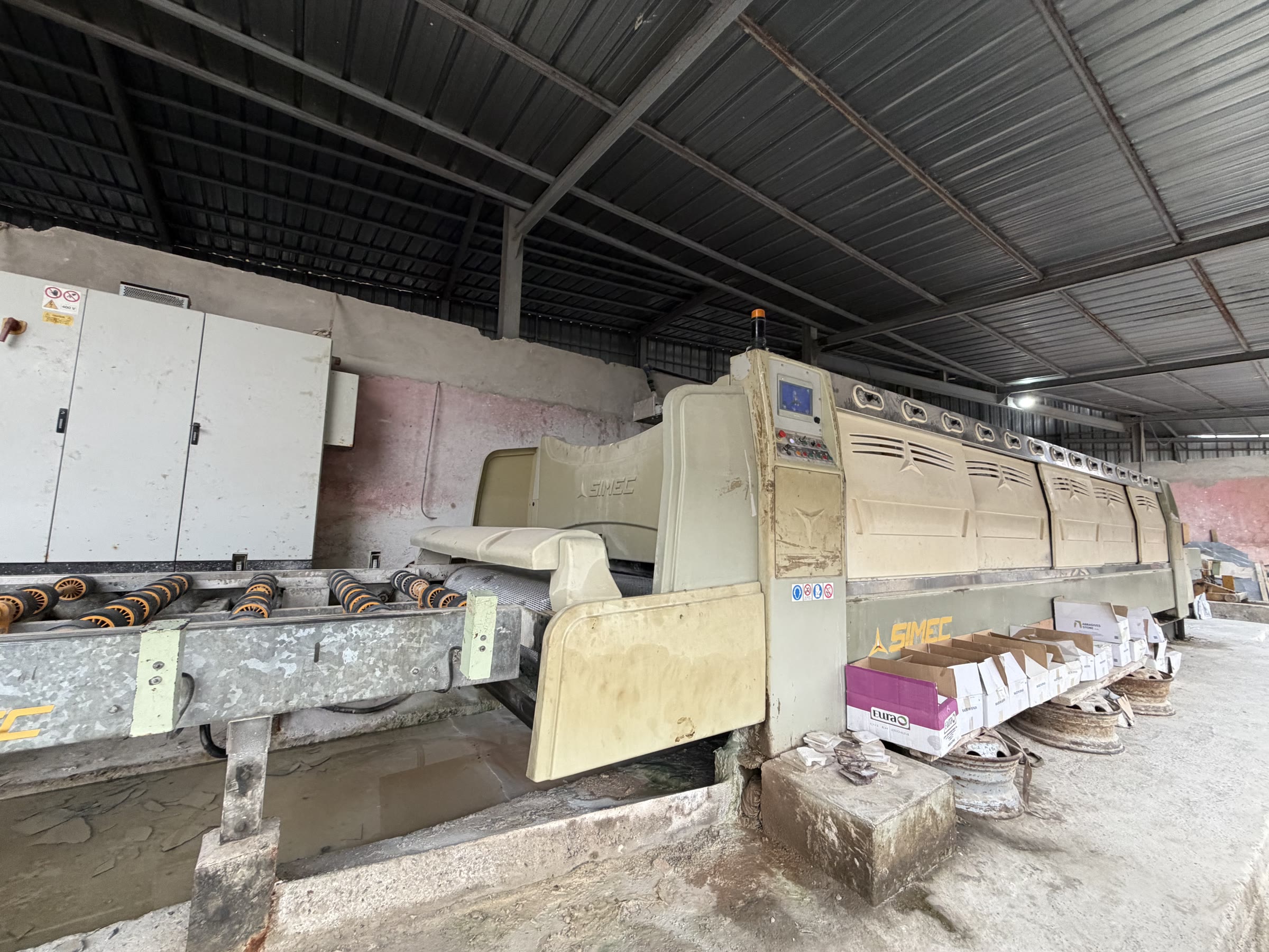 Automated stone-finishing equipment and conveyor system