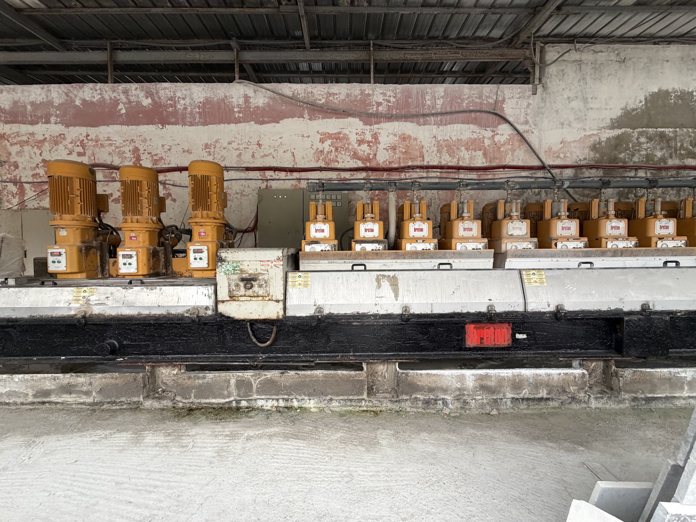 Multi-head natural stone polishing equipment on the factory line