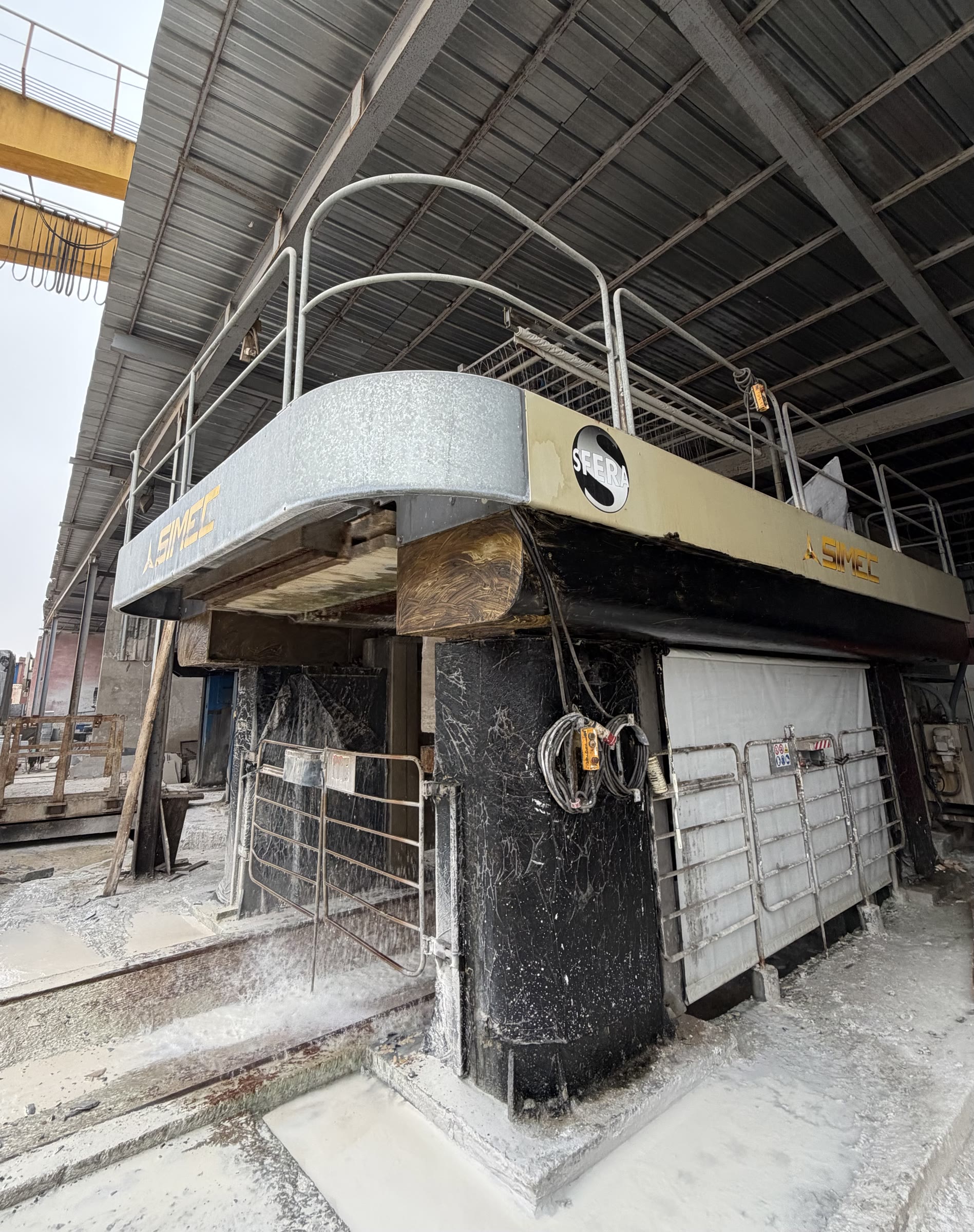 Large slab-processing machine operating inside the Tesmar factory