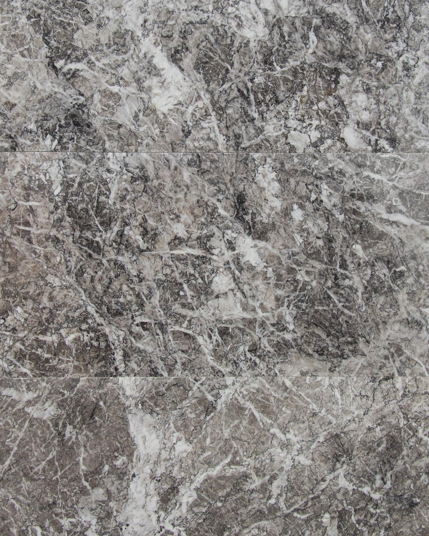 Close view of Gris Tiflet