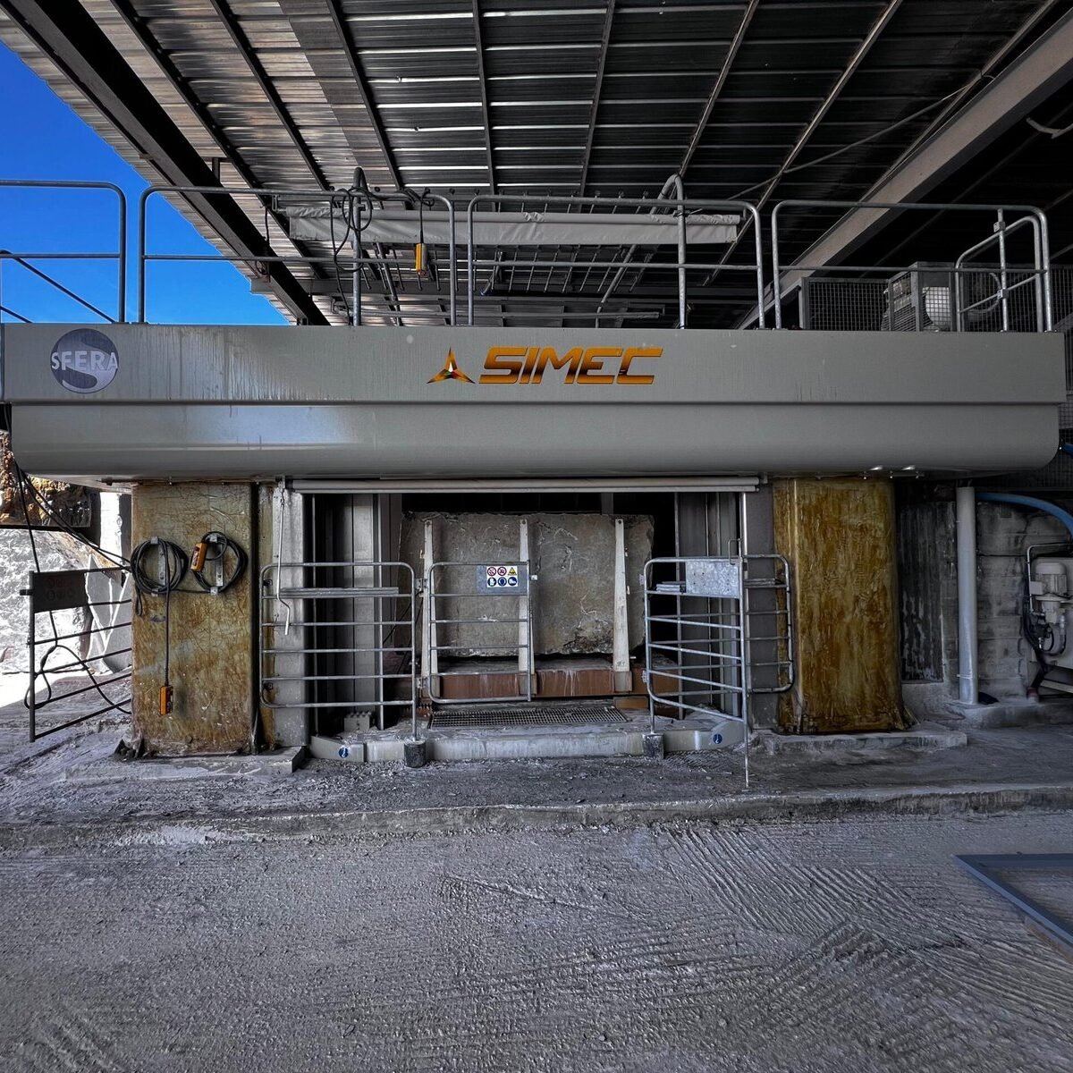 Machines de transformation dans l’usine Tesmar Stone