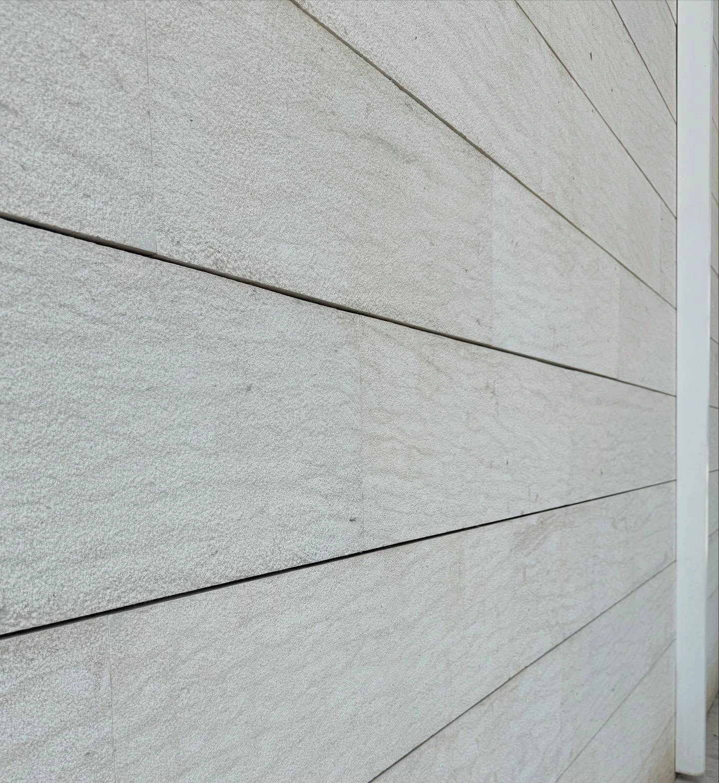Avallon Grey sandblasted gross-cut walling installed in horizontal courses — detail view