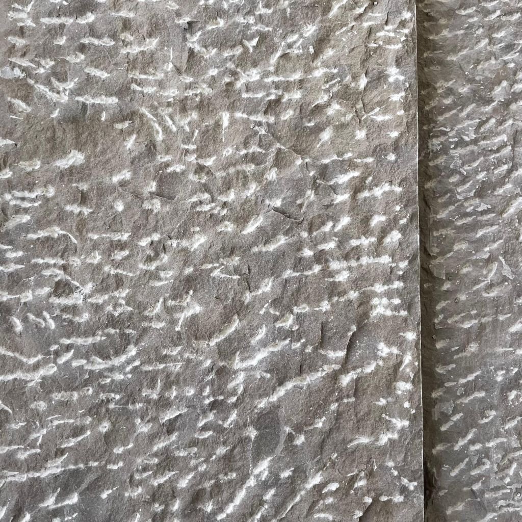Chablis Beige traditional-format walling installation